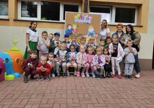 Wspólne zdjęcie z animatorkami dzieci z grupy Krasnoludków.