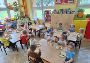 Świąteczny obiadek (m. in. frytki oraz nugetsy) bardzo smakowały przedszkolakom.