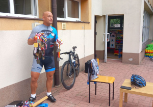 Sportowiec Grzegorz Stolarek prezentuje swoją kolekcję zdobytych medali.