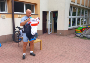 Pan Grzegorz prezentuje swoją koszulkę Mistrza Polski.