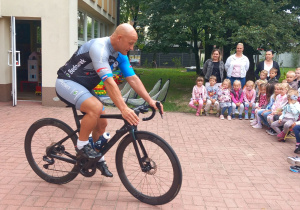 Pan Grzegorz prezentuje swój rower.