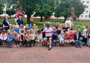 Pamiątkowe zdjęcie Mistrza Polski w kolarstwie szosowym z dziećmi.
