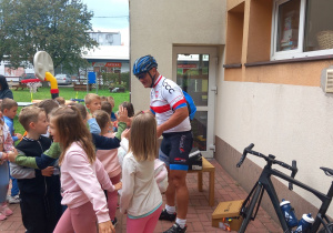 Dzieci dziękują sportowcowi za wspaniałą prezentację.