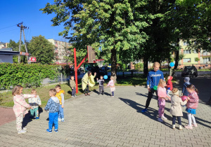 Dzieci bawią się balonami.