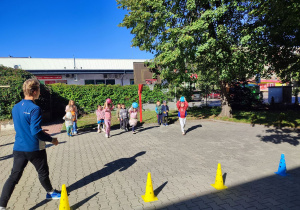 Dzieci uczetniczą w wyścigach z balone.