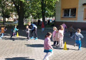 Wspólna zabawa dzieci.
