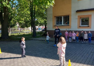 Dzieci ibserwują pana Patryka.
