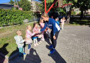 Dzieci witają się z panem Patrykiem.