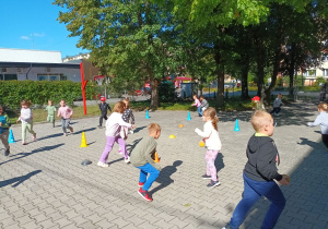 Zabawa "berek - piłka": Hania i Kuba gonią dzieci i dotykają je piłką.