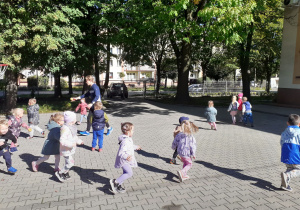 Grupa „Słoneczek” gra w berka razem z trenerem.