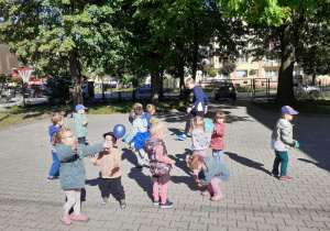 Dzieci z grupy „Słoneczek” odbijają balony w parach.