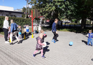 Pani dyrektor i pani Natalka pomagają w ustawieniu drużyn podczas biegu z balonami.