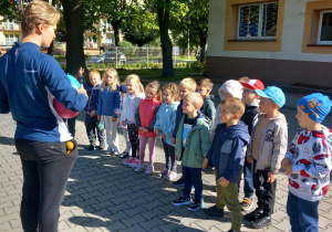 Pan Patryk tłumaczy dzieciom zasady zabaw.