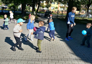 Krasnoludki bawią się w berka.