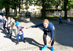 Przedszkolaki świetnie się bawią.
