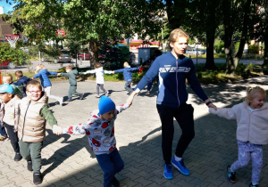 Wspólna zabawa z panem Patrykiem.