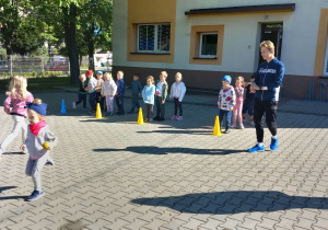Zawody w bieganiu z piłeczką.