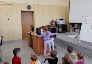 Ada otwiera teatrzyk kamishibai.