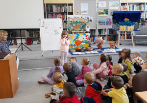 Hania pokazuje mimiką twarzy i gestami emocję radości.