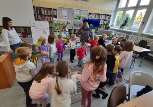 Dzieci stoją w kole, a Maja - myszka ucieka przed Julkiem - kotkiem w zabawie.