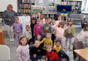Dzieci wraz z Panią Ulą pozują do wspólnego zdjęcia na tle rozwiązanej krzyżówki.