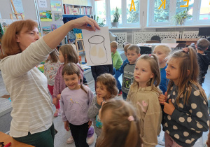 Misiaczki odnalazły słoiki z ukrytymi owocami widocznymi tylko w świetle, przeliczają owoce.