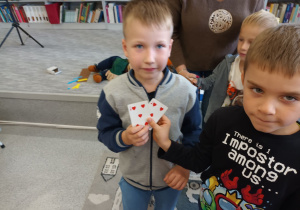 Julek i Kacper odnaleźli i stworzyli parę z takimi samymi kartami.