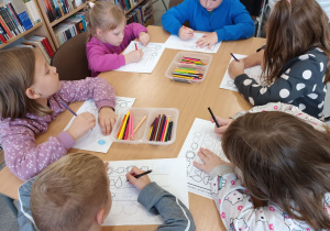 Lilia, Łucja, Kuba P., Julka, Kornela, Leon kończą rysować szlaczki.