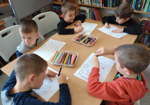 Franek, Jaś, Wojtek, Kacper, Julek starają się poprawnie odwzorować szlaczki.