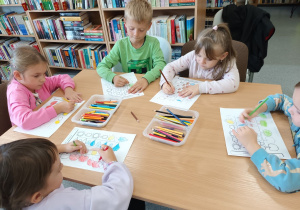 Ada, Antek K., Emilka, Armin, Oliwia ze skupieniem kolorują elementy swoich szlaczków.