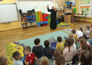 Pokaz ćwiczeń z bambusowym mieczem.