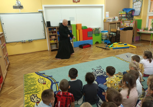 Pan Paweł pokazuje jedną z pozycji japońskiej sztuki walki - karate.