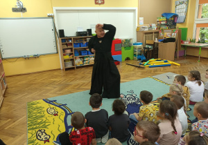 Pokaz bloku i wyprowadzenia uderzeń w karate.