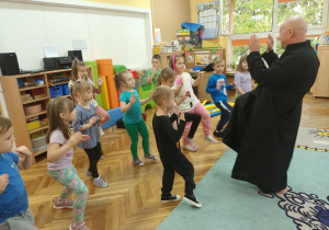 Kolejna pozycja, którą ćwiczą dzieci z trenerem to łączenie ciosu z wykopem.