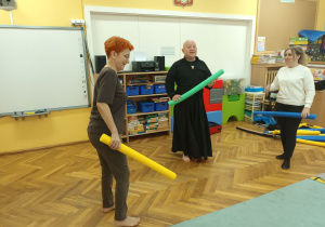 Pan Paweł zapoznaje Panią Dyrektor i Panią Agnieszka z zasadami walki na miecze, które zastąpią piankowe makaroniki.