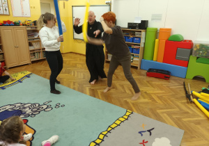 Trener bacznie obserwuje walkę obu pań.