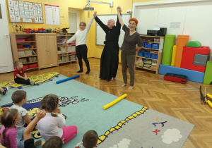 Pan Paweł ogłasza remis - wynik walki obu pań.