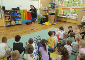 Pan Paweł prezentuje strój do boksu tajskiego oraz taniec przed walką.