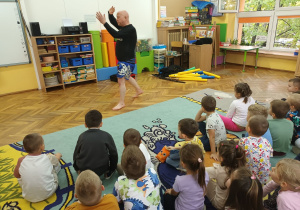 Prezentacja ruchów boksu tajskiego (Muay Thai).