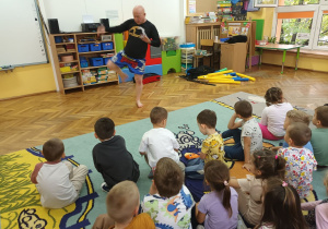 Pan Paweł pokazuje kolejne uderzenie.