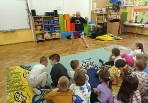 Kolejny ruch tzw. sztuki ośmiu kończyn prezentowany przez trenera.