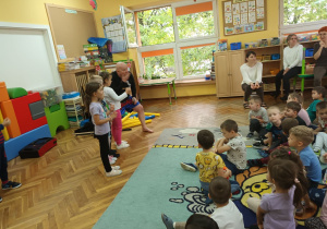 Kalambury - Latika z grupy Żabek wraz z trenerem pokazują ruchem zachowania Indian.