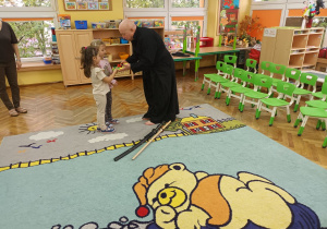 Zuzia i Inga z grupy Krasnoludków dziękują trenerowi.