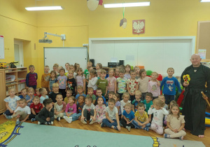 Wspólne zdjęcie przedszkolaków z Trenerem wschodnich sztuk walki.