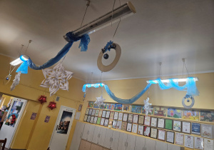 Zimowa dekoracja na górnym holu