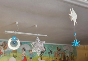 Ozdoby zimowe wiszące na lampie