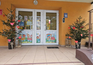 Wejście do przedszkola udekorowane w zimowo-walentynkowym klimacie