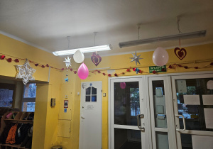 Ozdoby walentynkowo-zimowe na dolnym holu