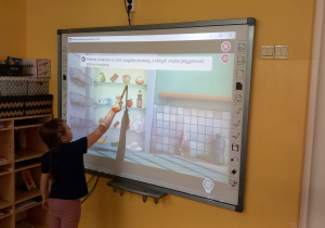 Hania układa na tablicy produkty potrzebne do zrobienia zdrowego śniadania.