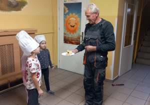 Pan Mirek dziękuje dzieciom za kanapkę.
